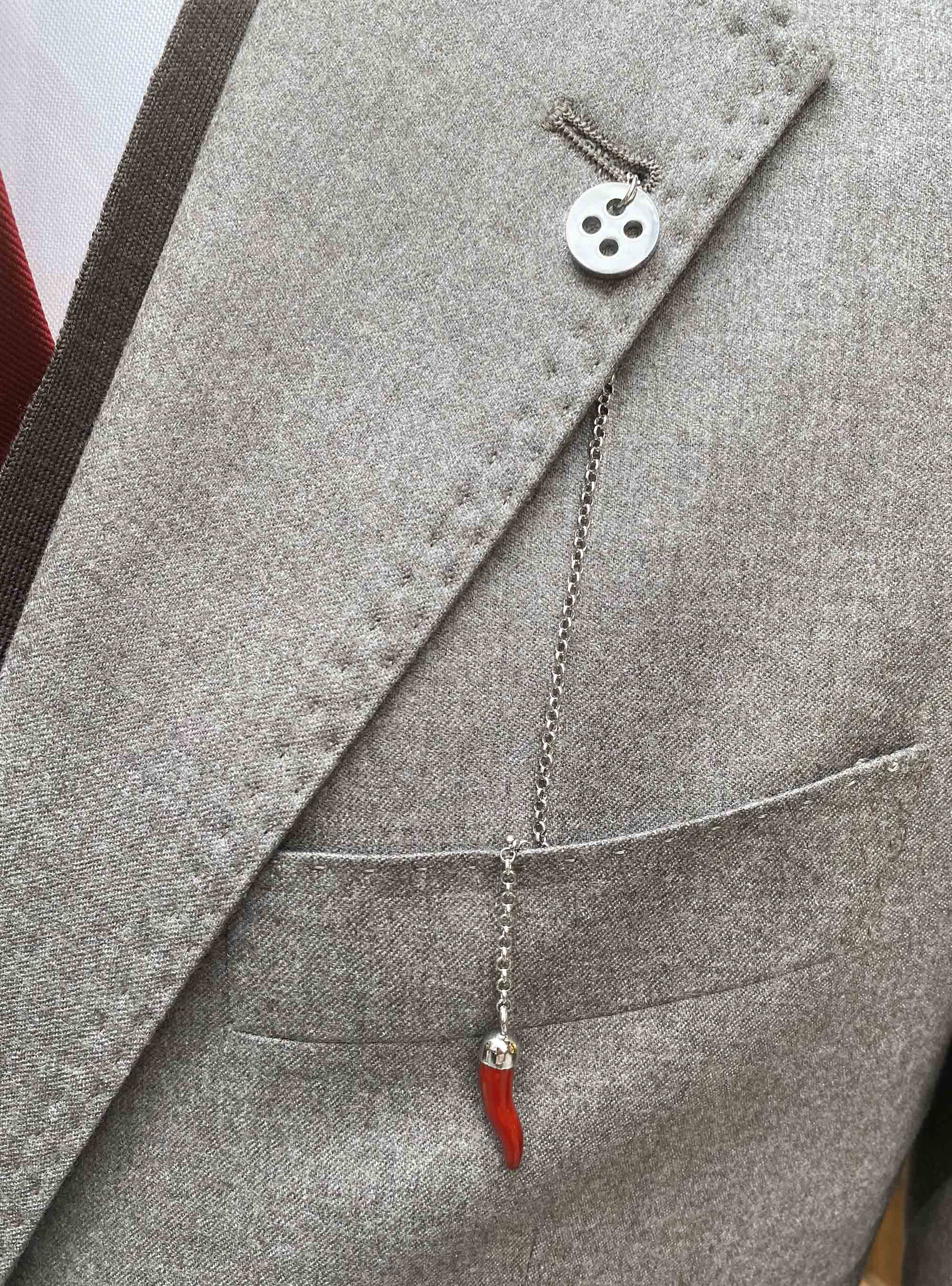 Spilla corno porta fortuna, RED