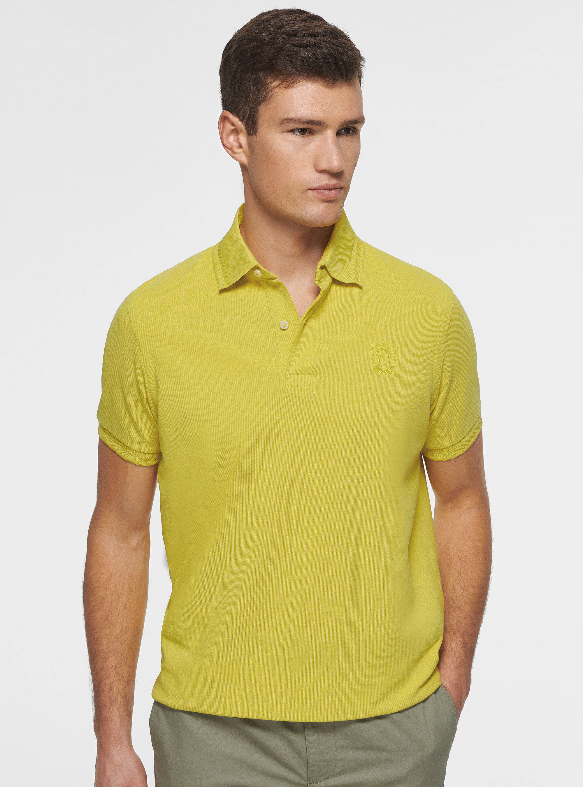 Polo cl&aacute;sico de piqu&eacute; con canal&eacute; en espiga, SENAPE 0715C