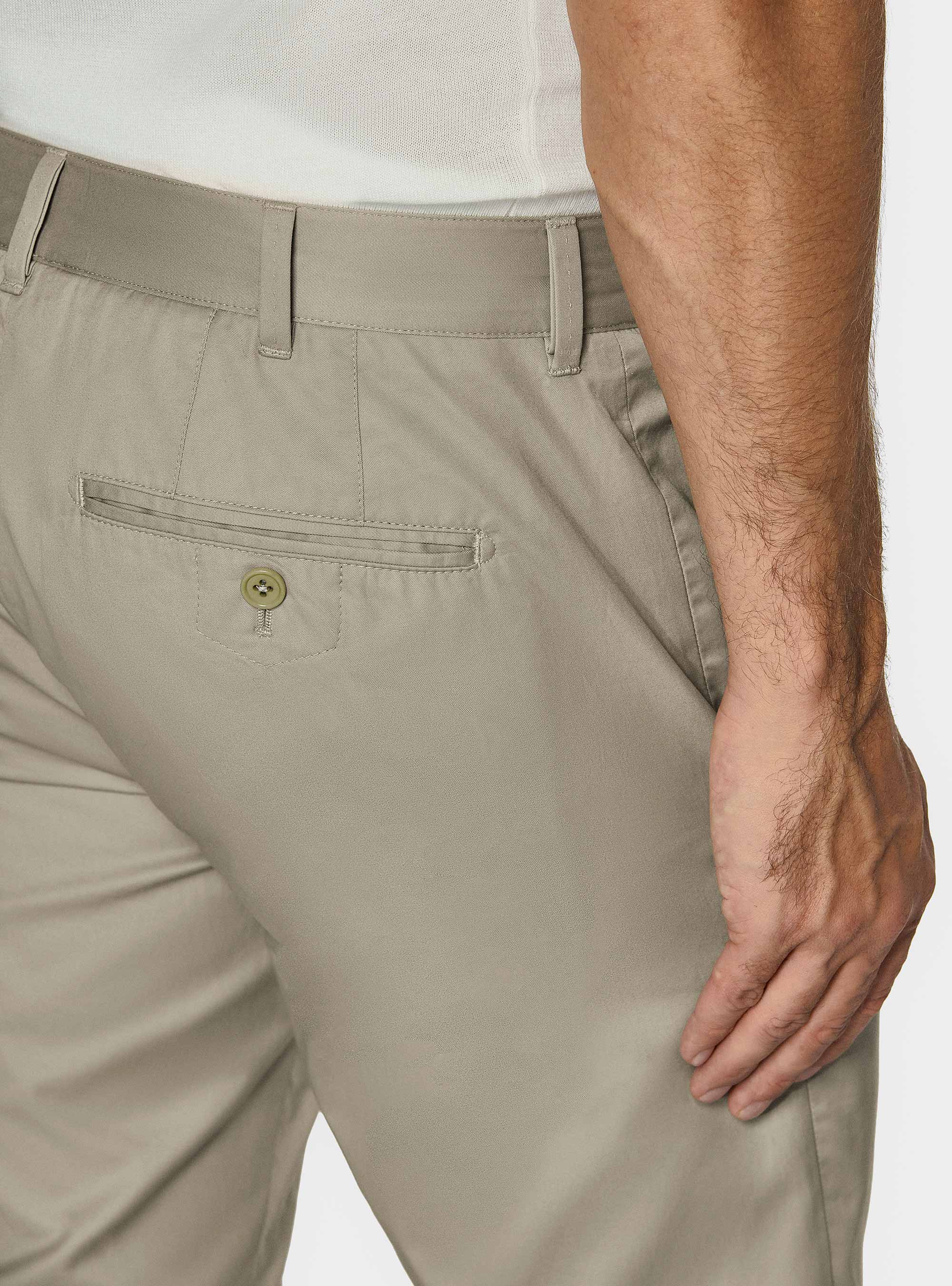 Pantalon chino slim en serg&eacute; l&eacute;ger, &Atilde; CRU