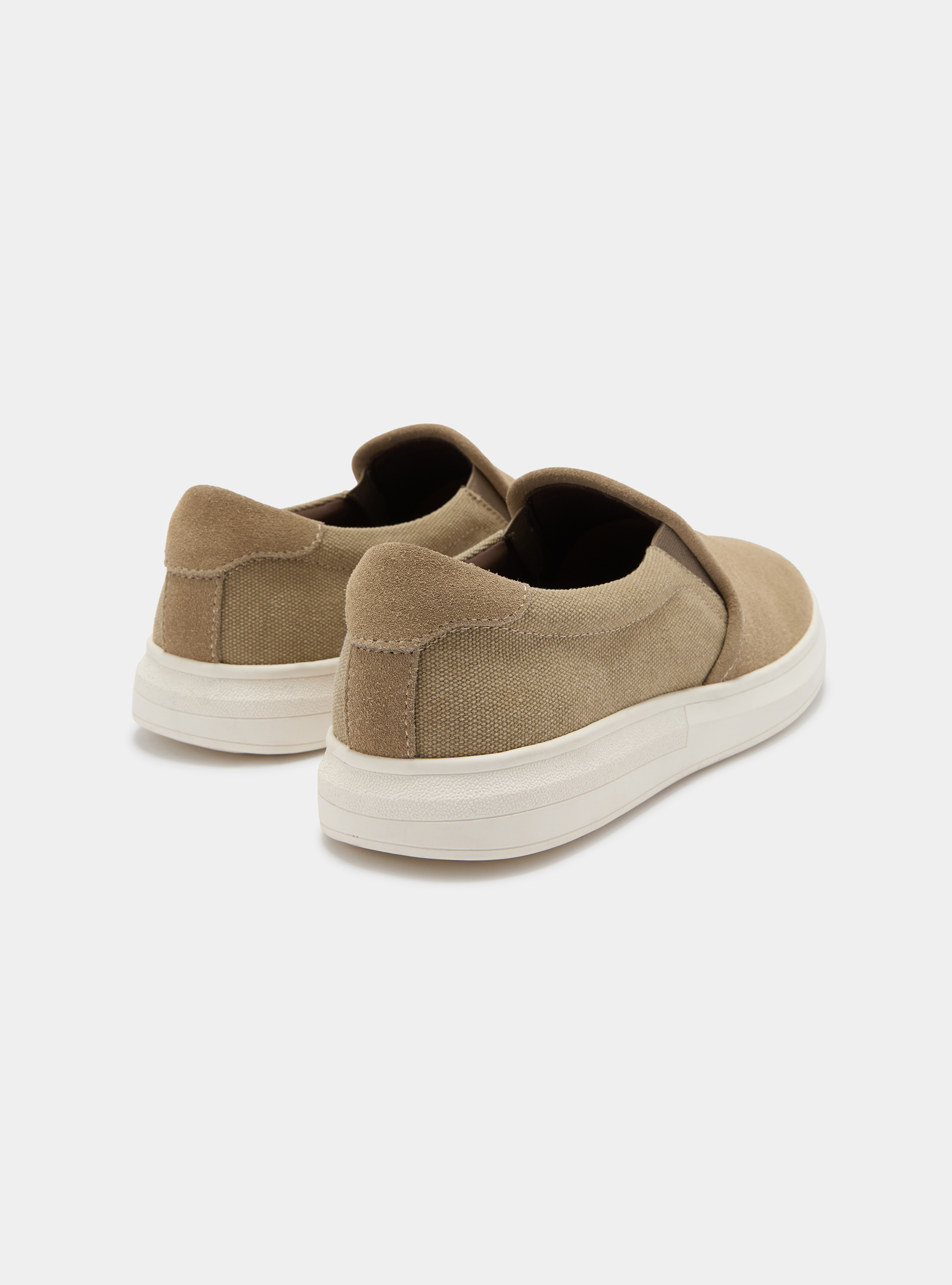 Chaussures en daim et en toile, &Atilde; CRU