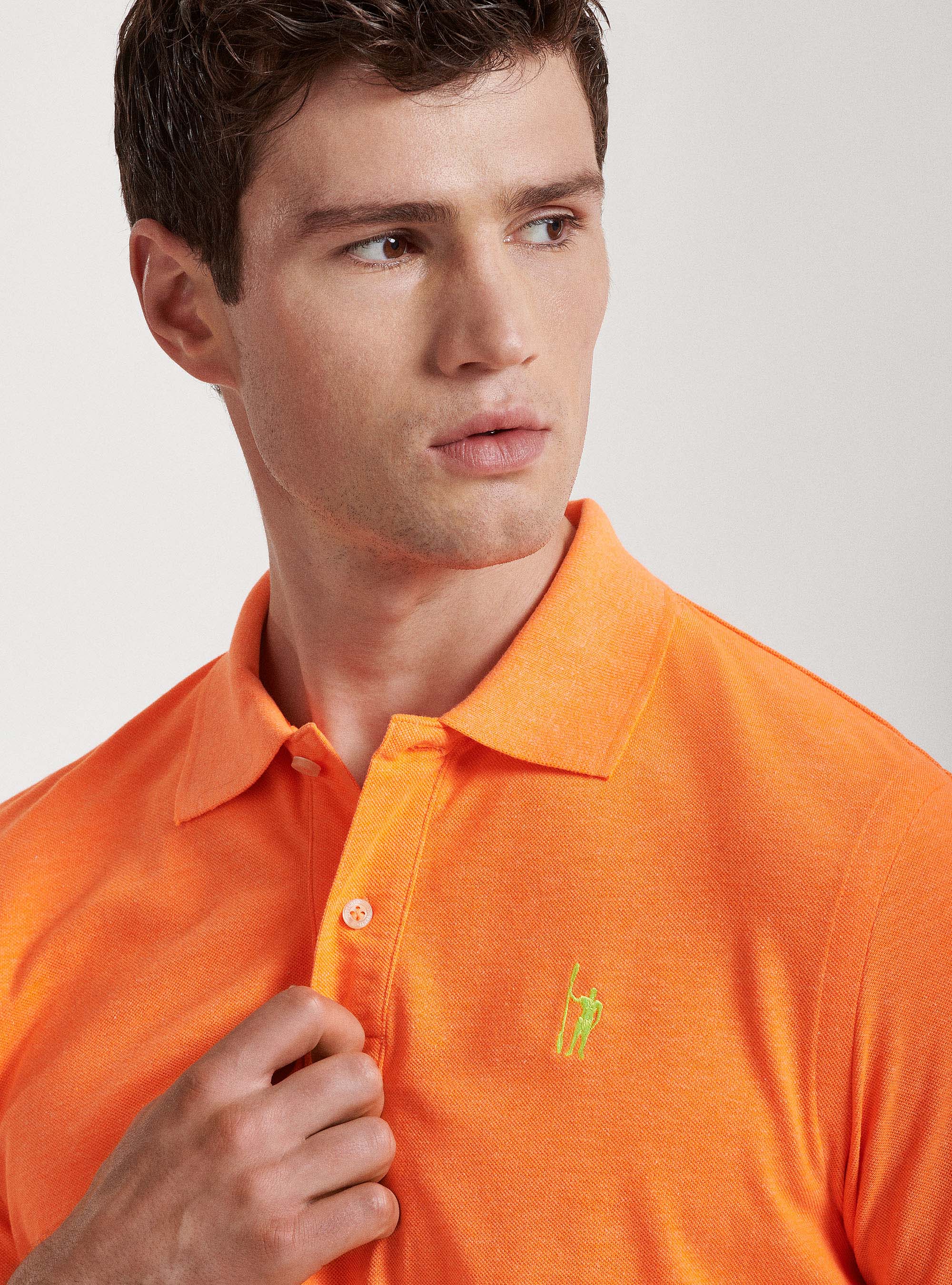 Polo fluorescente in piquet con ricamo, ARANCIO FLUO 0389C