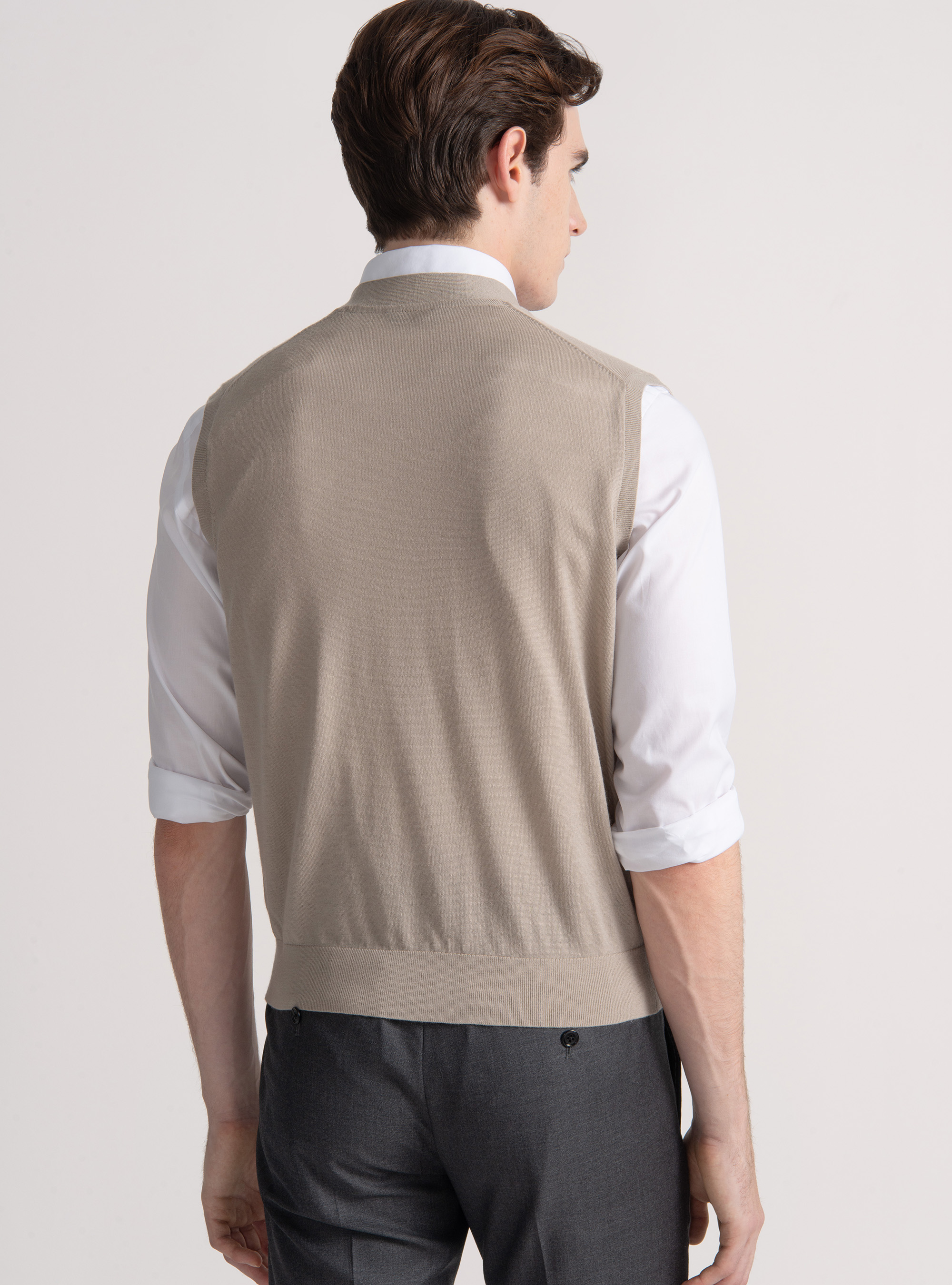 Gilet in maglia con bottoni in lana merino extrafine, SABBIA