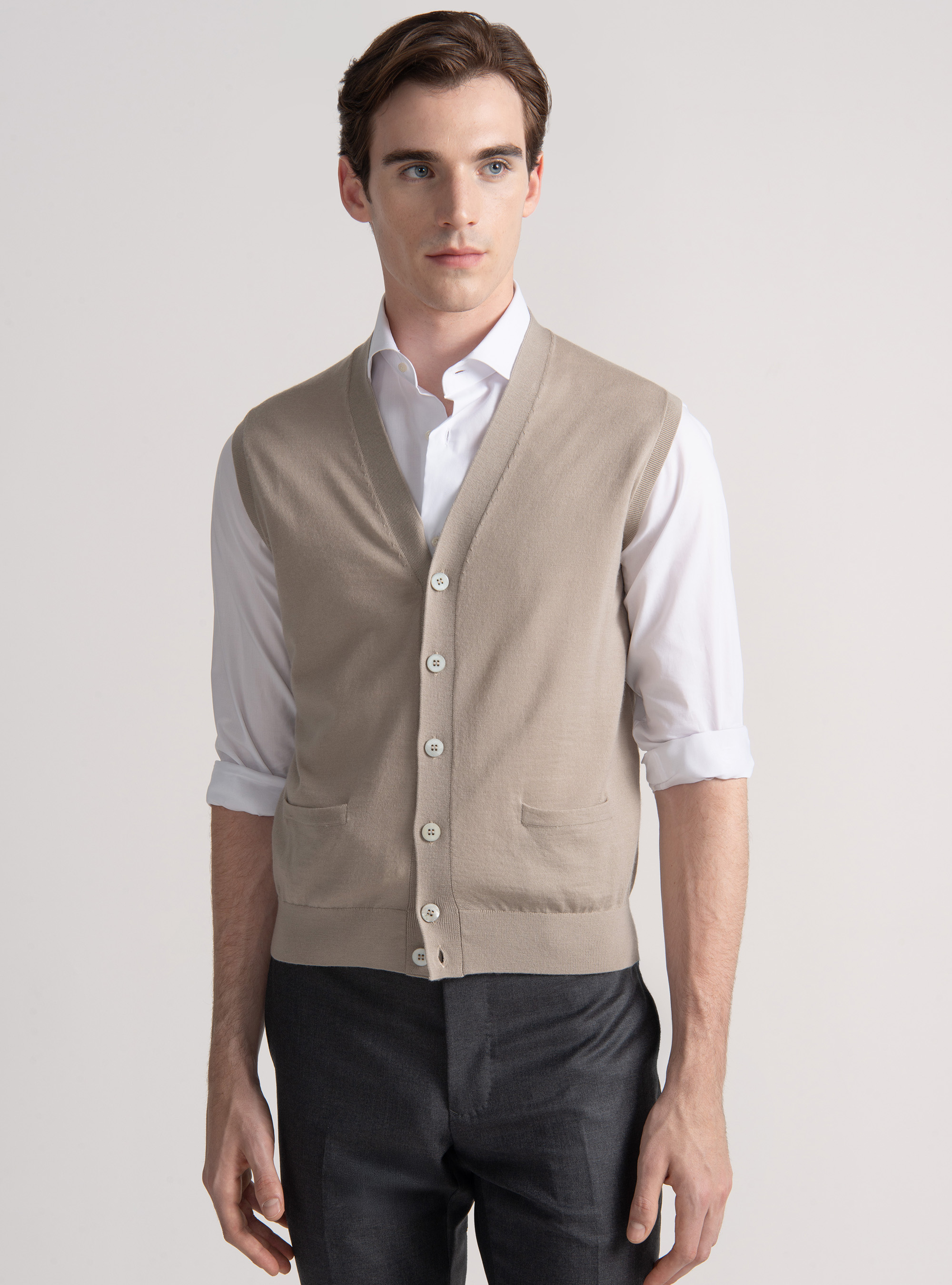 Gilet in maglia con bottoni in lana merino extrafine, SABBIA