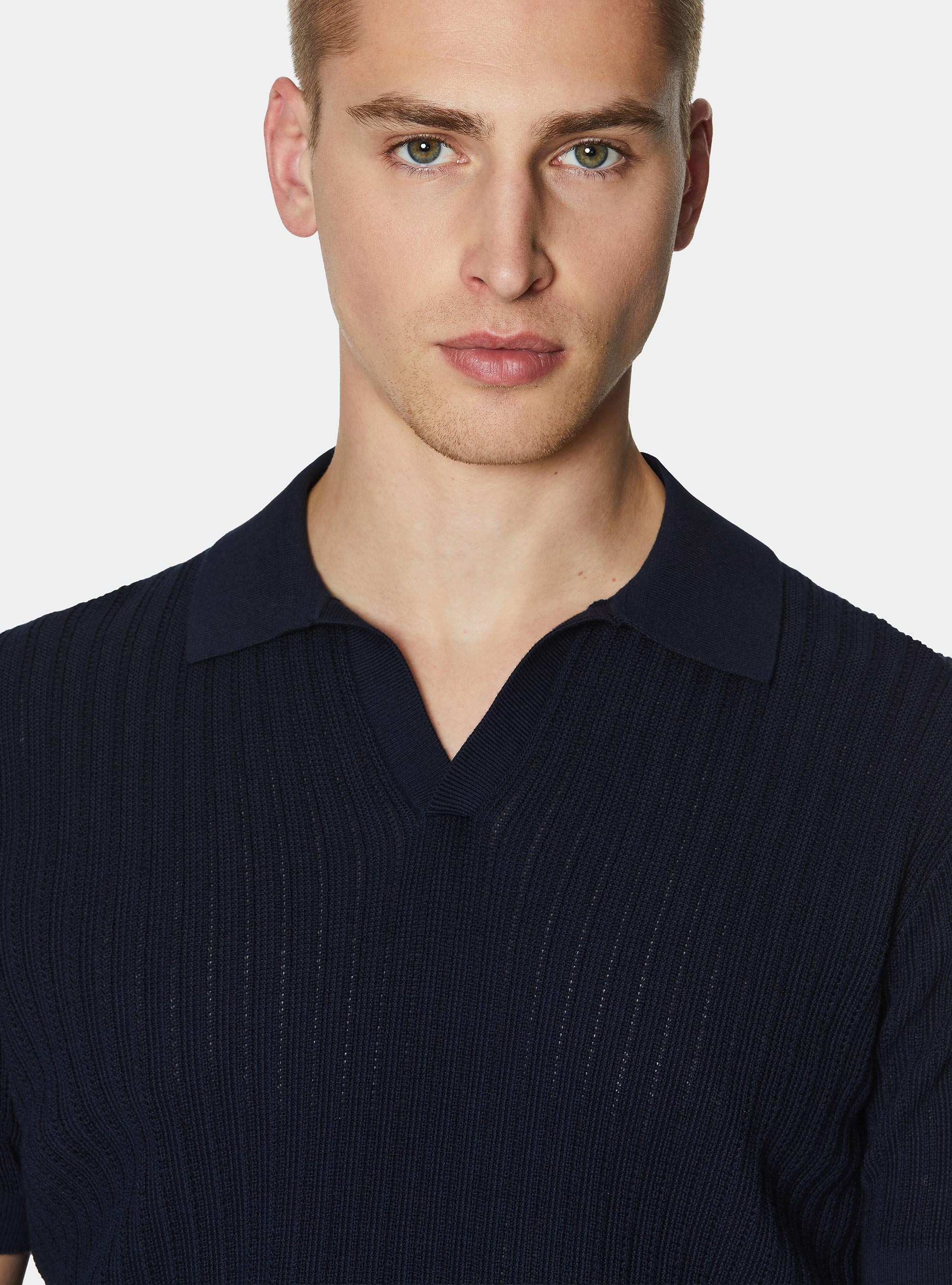 Polo en tricot perfor&eacute; sans boutons en coton extra-fin, BLEU MARINE
