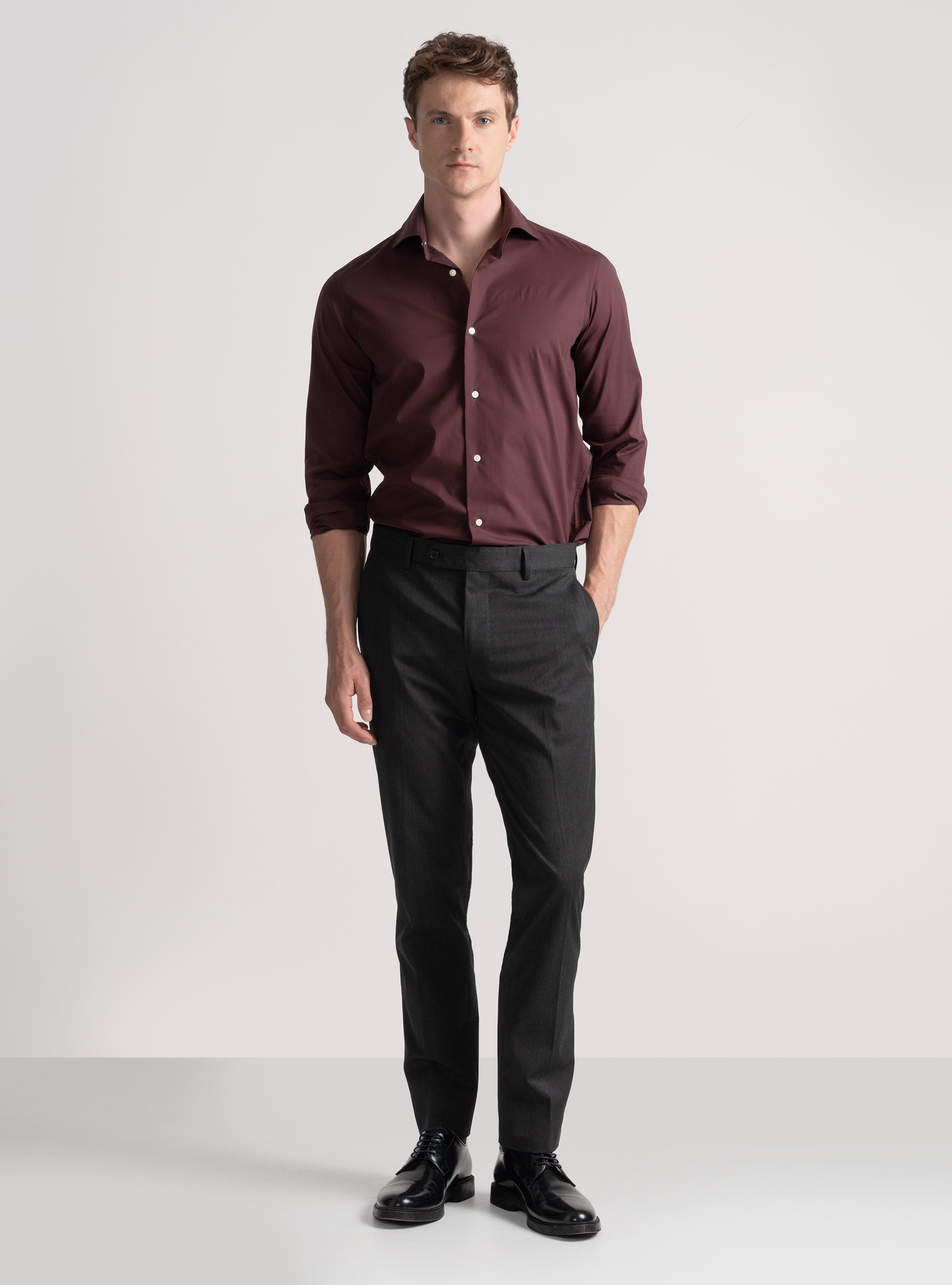 Camisa de popel&iacute;n de algod&oacute;n el&aacute;stico, BURDEOS