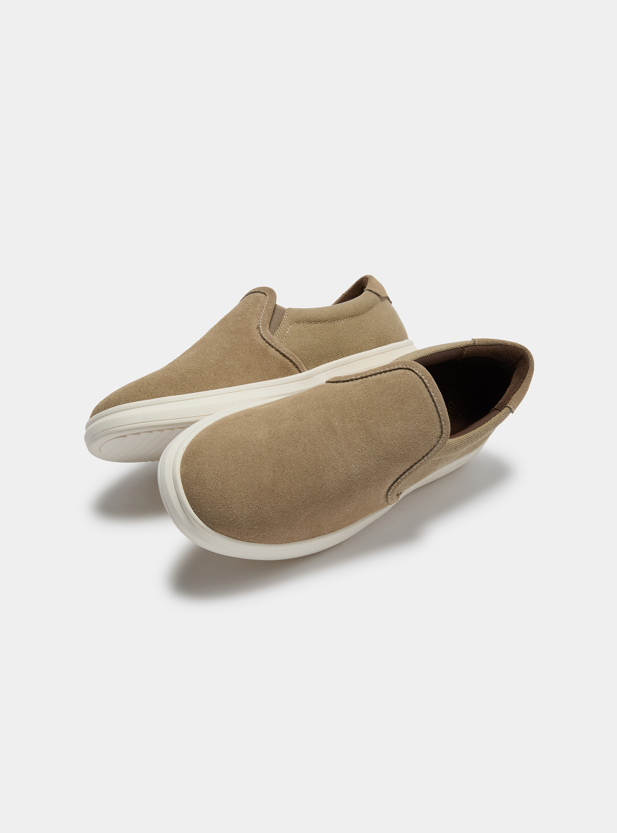 Chaussures en daim et en toile, &Atilde; CRU